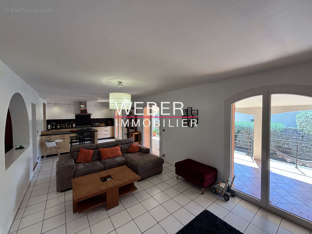 LE REVEST LES EAUX - Maison 182 m2 - 4 chambres Terrain 808 m2 - photo 2