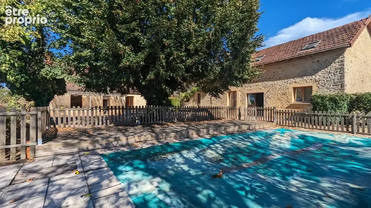 Parfaitement situé à proximité de Sarlat et Montignac - Ensemble de bâtiments avec piscine - photo 2
