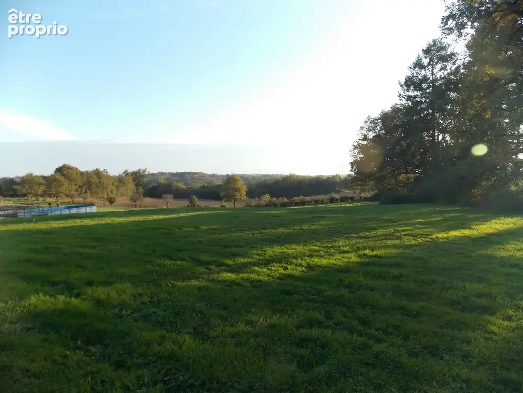 Charmante propriété individuelle en pierre rénovée avec grange, hangar, grand jardin, piscine et magnifique vue dégagée sur la c - photo 15