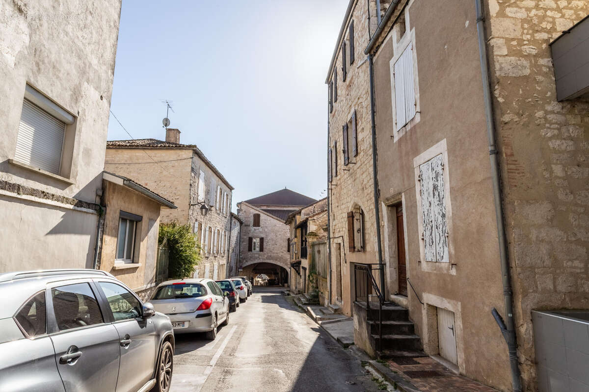 Maison de village avec garage - photo 2