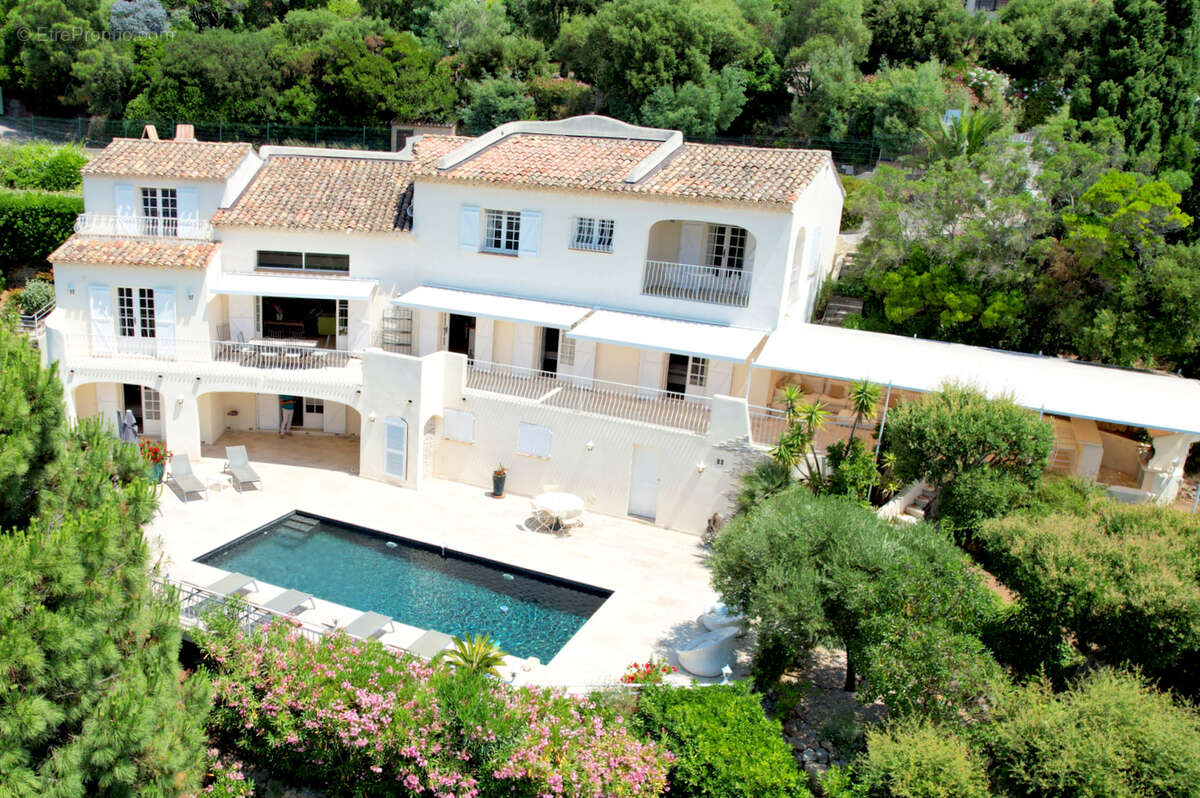 À vendre villa beaux volumes 6 chambres vue mer sud-ouest parkings aux issambres - photo 2