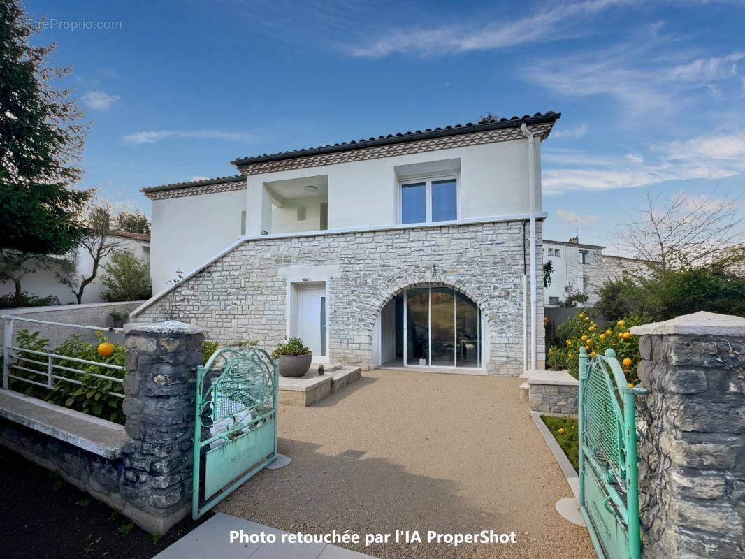 Maison à NOTRE-DAME-DE-SANILHAC