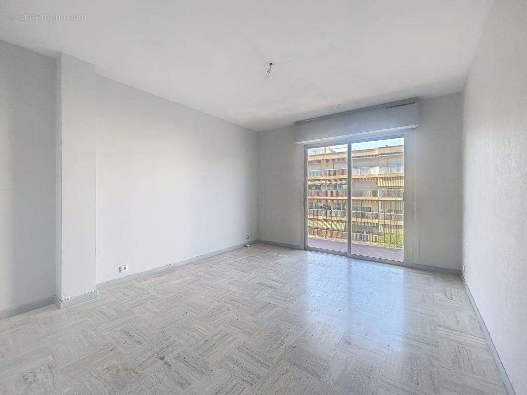Appartement à SAINT-LAURENT-DU-VAR
