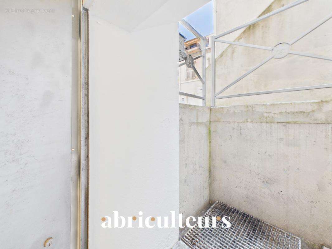 Local professionnel rénové 40 m² avec parking privé en vente au Quartier Libération à Nice  (06000) - photo 8