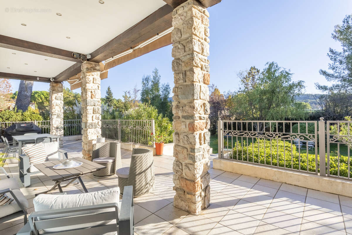 Maison à SIMIANE-COLLONGUE