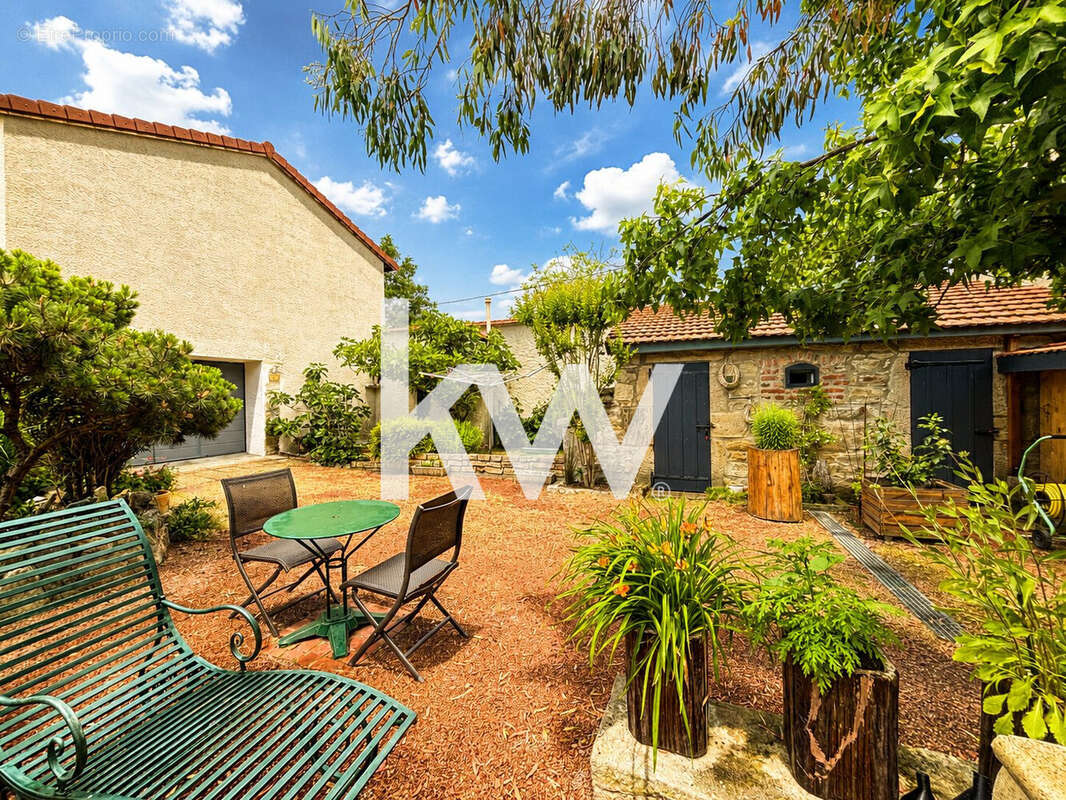 Maison 129 m² à Saint-Romain-Le-Puy  - photo 2