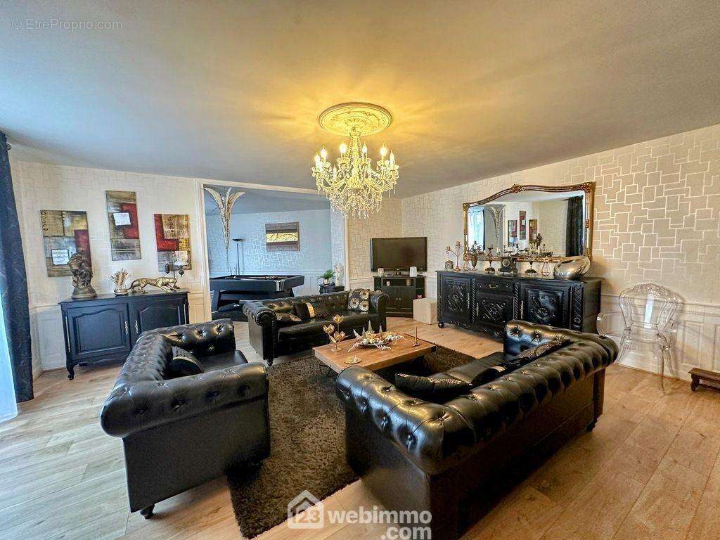 Maison en centre-ville de Vihiers de 220 m² habitables. - Maison à VIHIERS