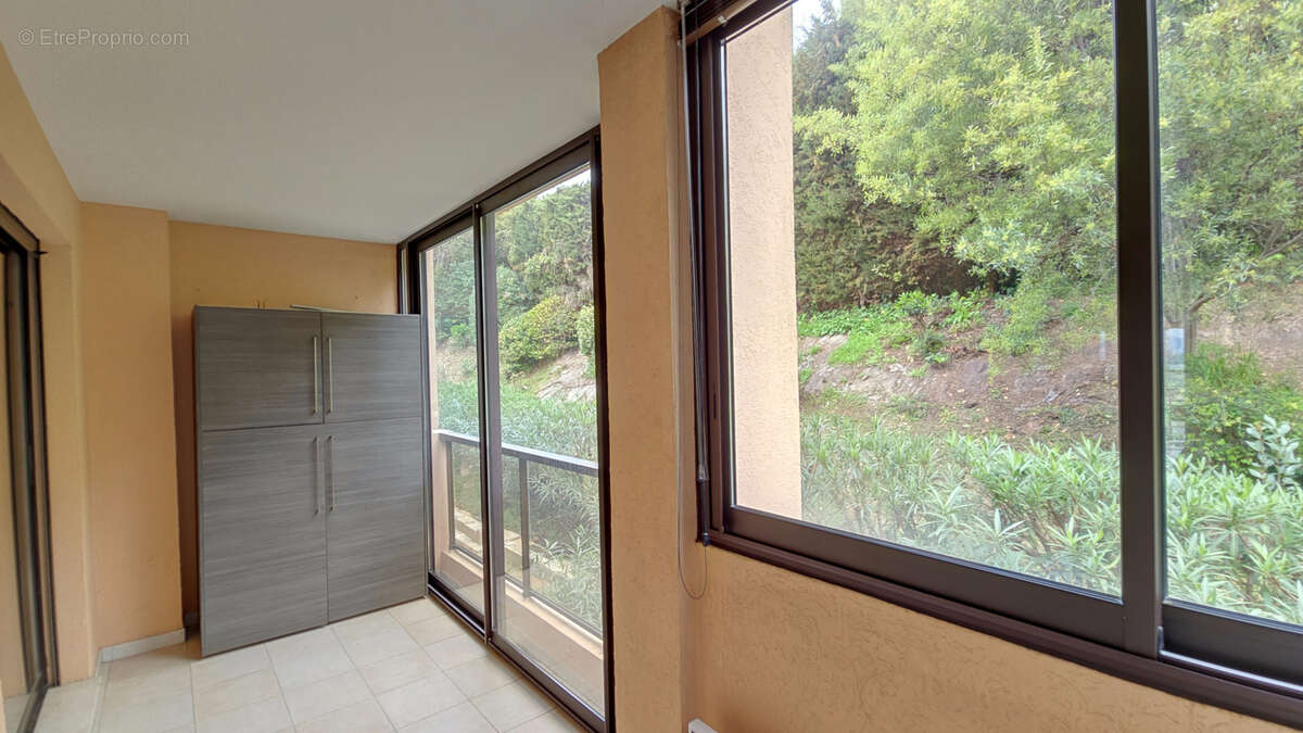 LE CANNET à vendre 3 pièces 87 m2 vue mer terrasse garage et cave au calme absolu - photo 12