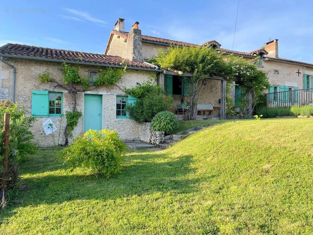 Maison à MONTIGNAC-LE-COQ