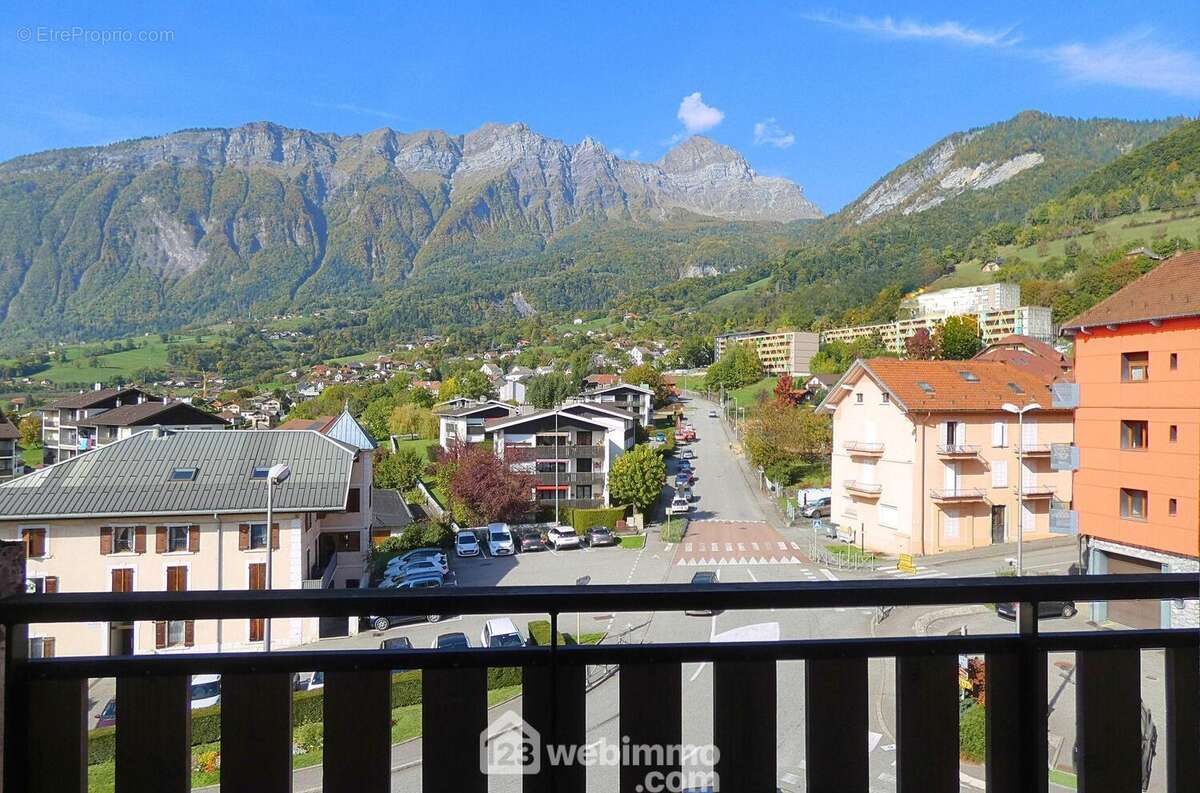 ... Qui profite d&#039;un balcon avec une vue agréable sur les montagnes - Appartement à UGINE