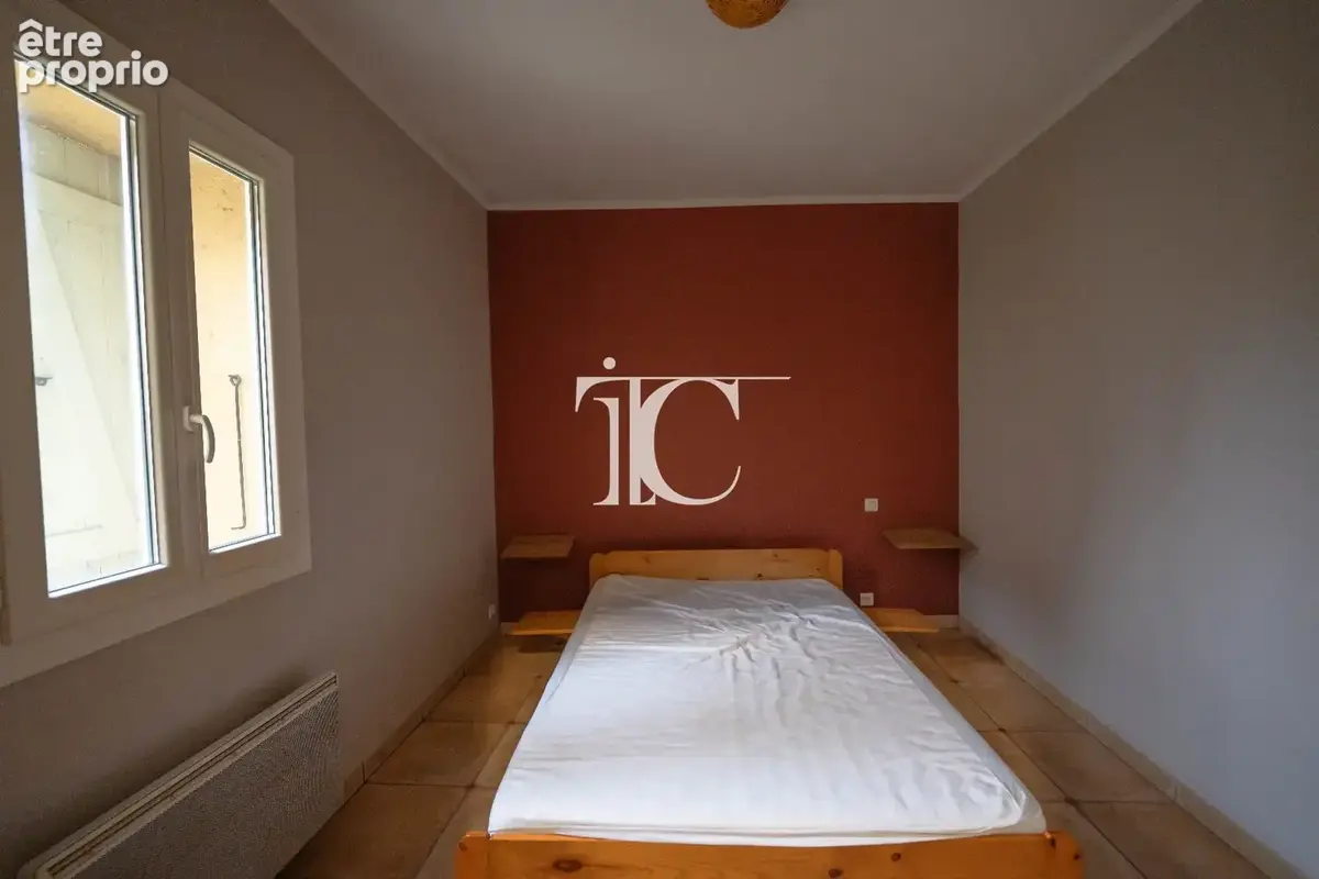 Les vans  bâtisse avec atelier, logement et cour intérieure  beau potentiel - photo 5