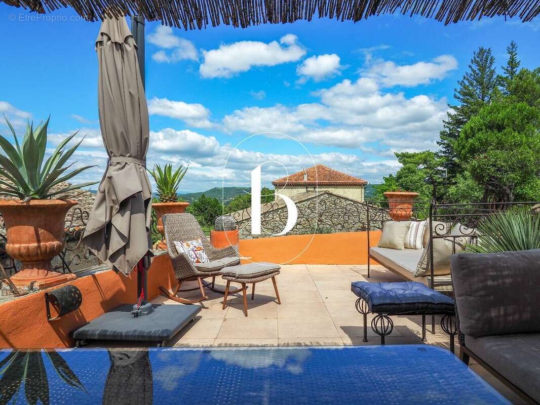 Maison à SAINT-LAURENT-DE-CARNOLS