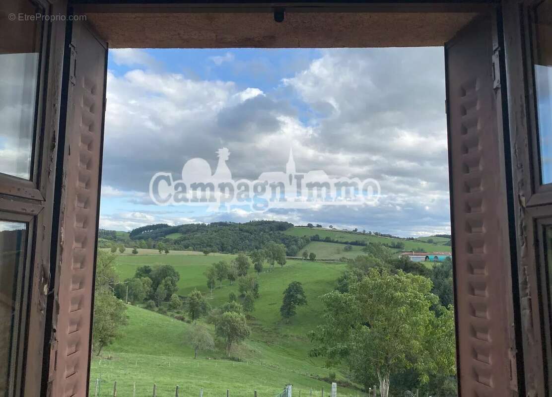 Maison à SAINT-CYR-DE-VALORGES