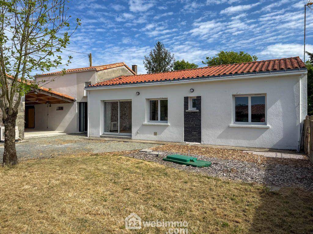 Dans un hameau au calme, à 10 minutes de POUZAUGES, cette maison de 110 m² propose : - Maison à POUZAUGES