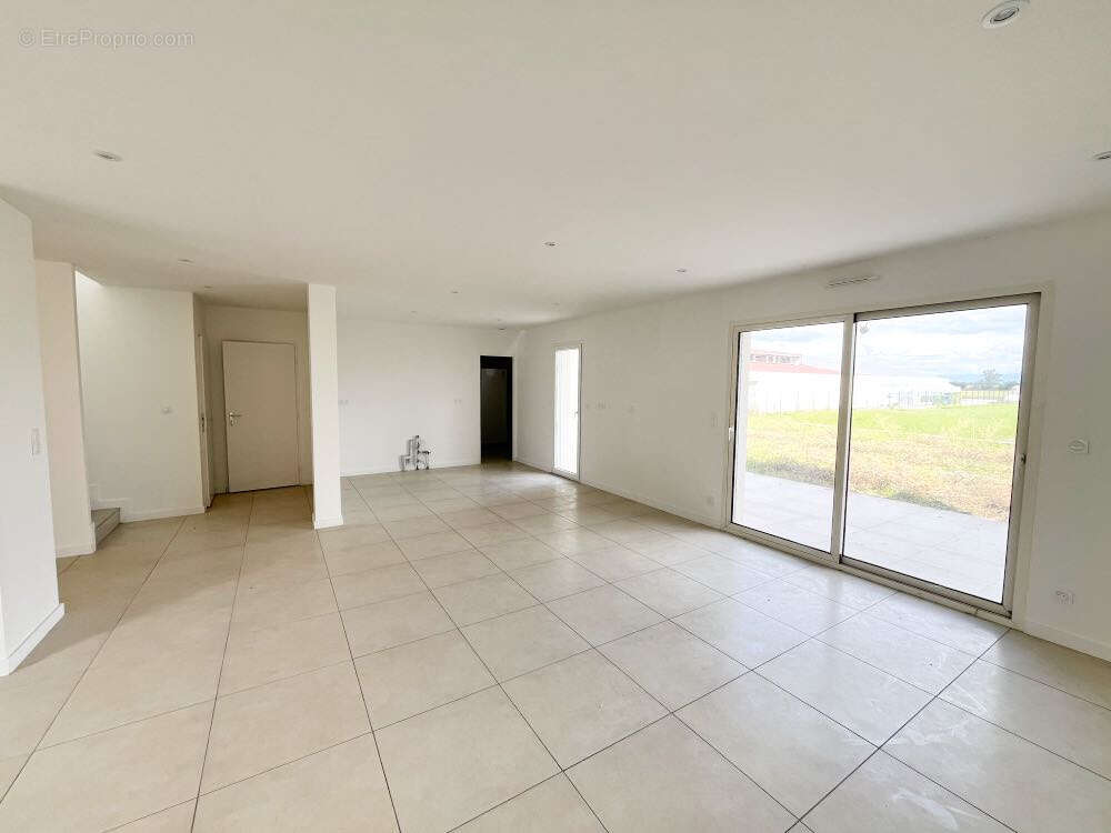 Maison à SAINT-BEAUZIRE