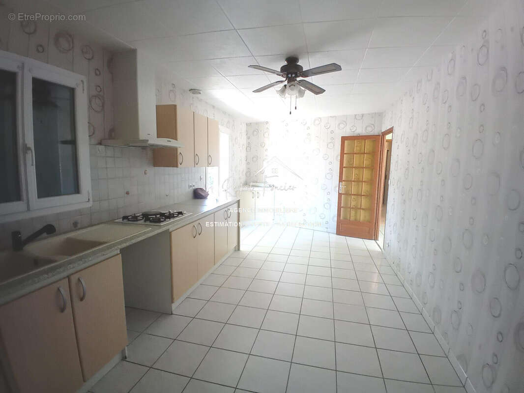 Cuisine aménagée et équipée - Maison à DANGE-SAINT-ROMAIN