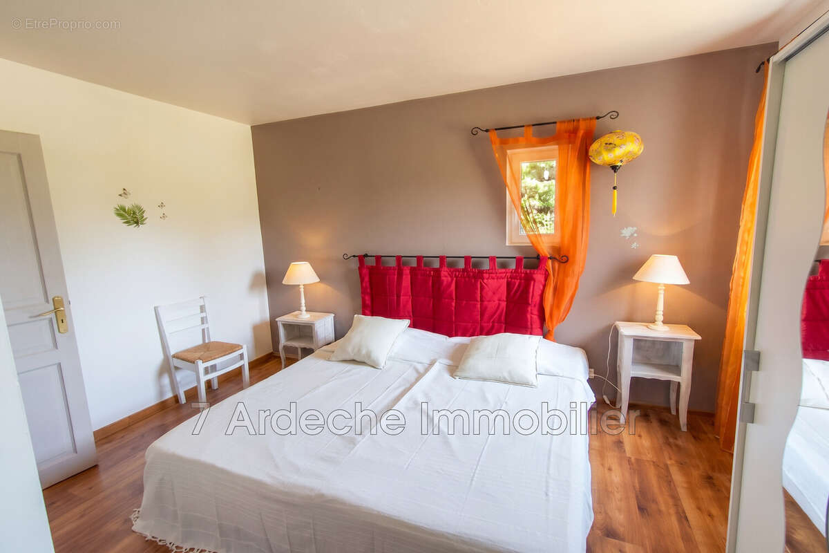 Maison 398 m² à Villeneuve-De-Berg  - photo 9