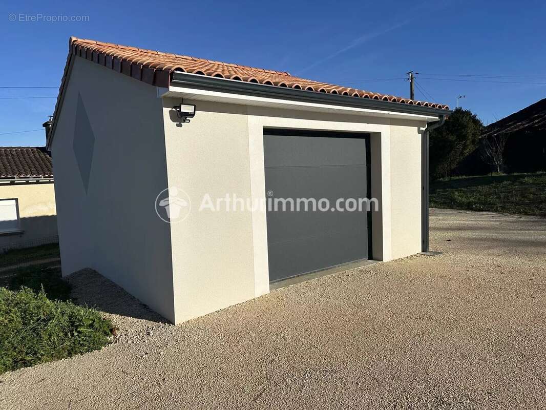 Maison à LEGUILLAC-DE-L'AUCHE