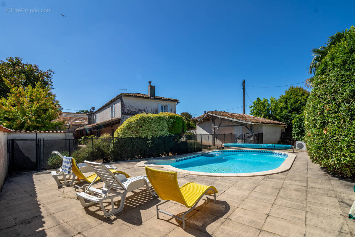 Maison à CORME-ROYAL