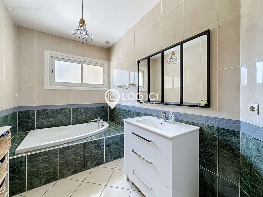 LESTELLE-BETHARRAM - Vente Maison familiale 4 chambres avec piscine et double garage - photo 11