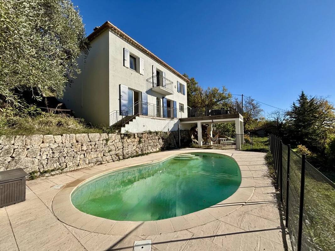 Maison à CHATEAUNEUF-GRASSE