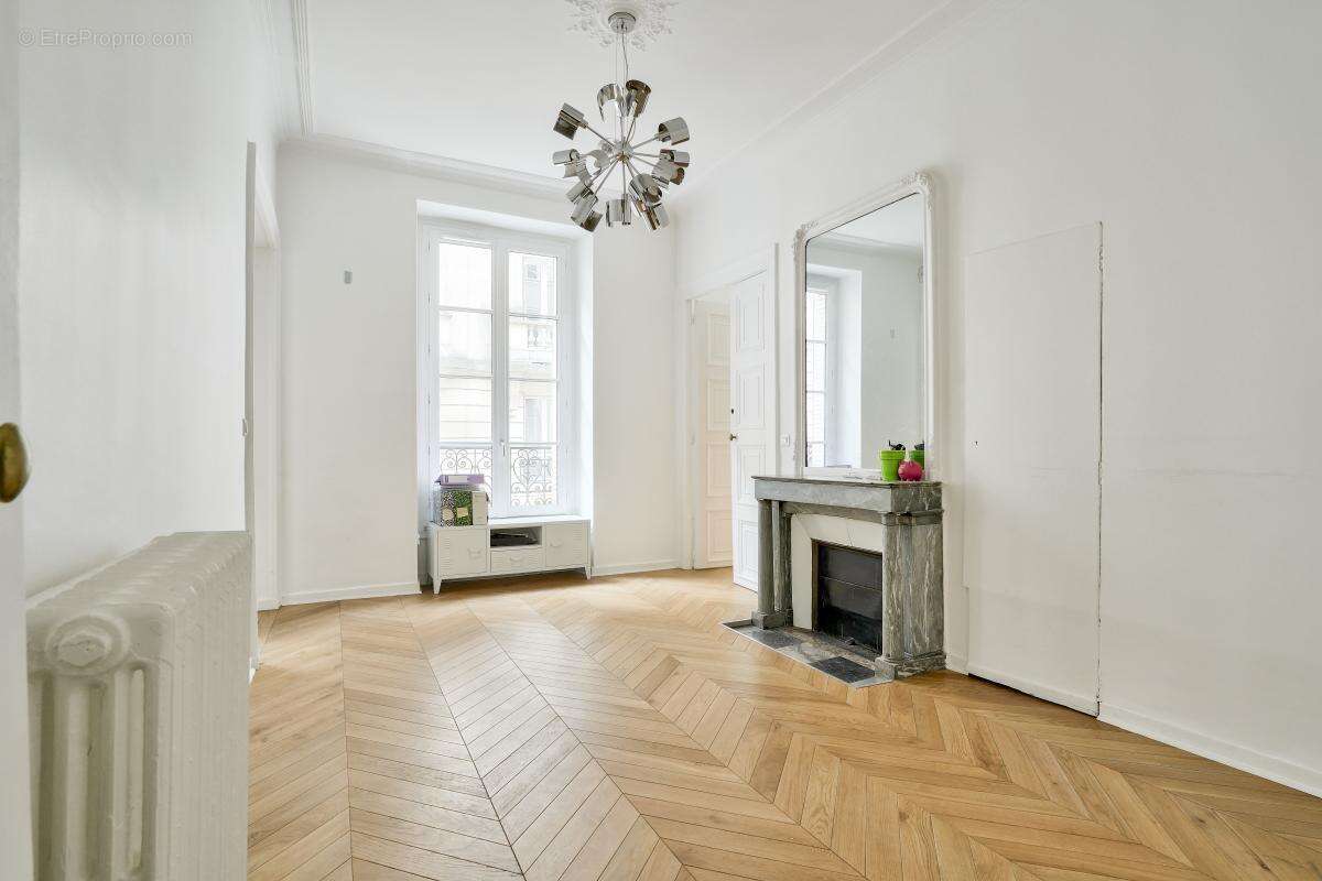 Commerce à PARIS-8E