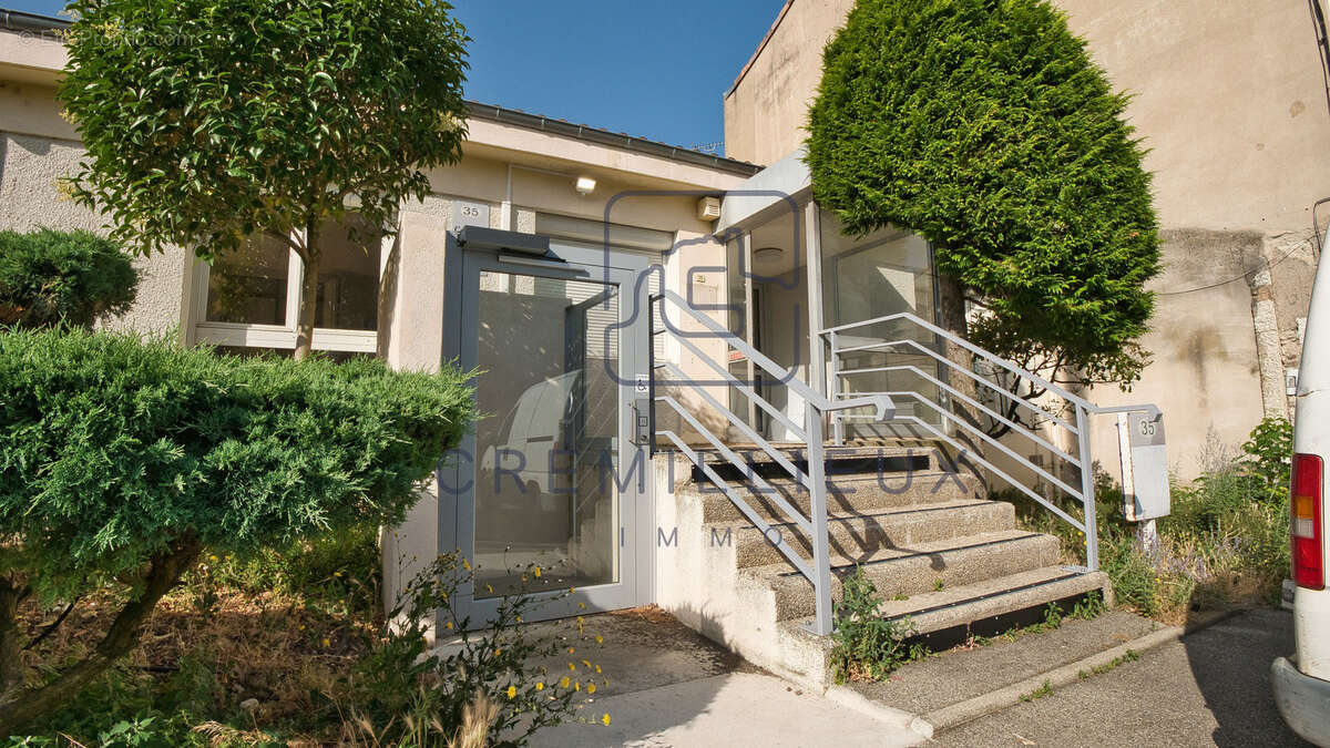 Local commercial ou professionnel Guilherand-Granges 225 m2 - photo 2