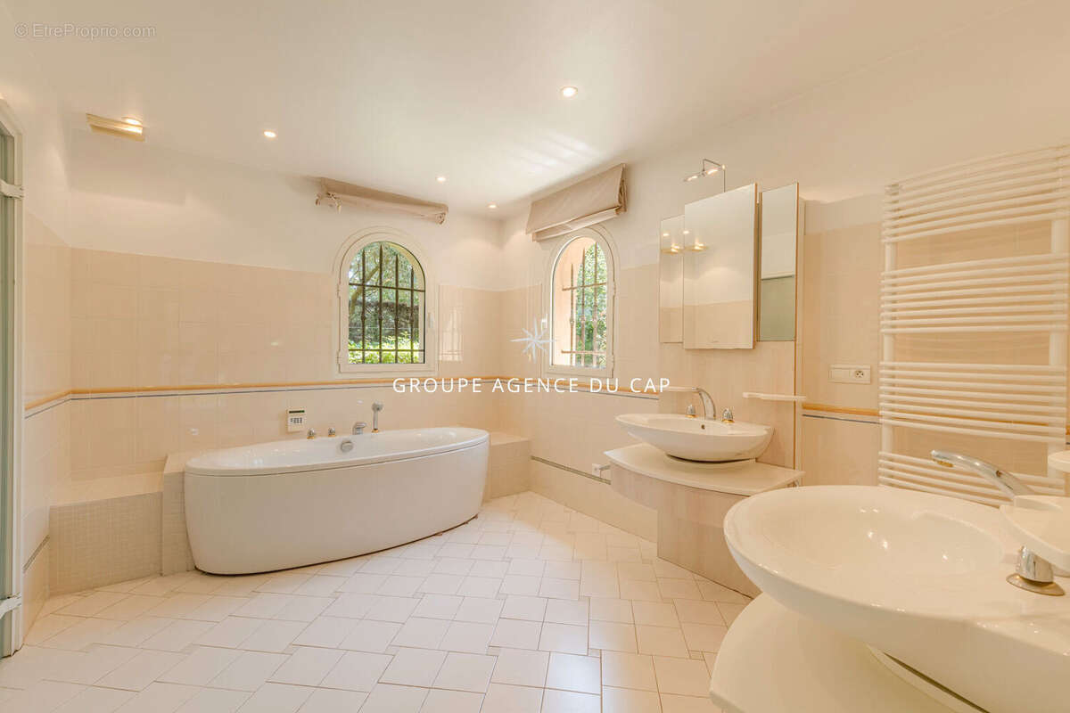 Superbe villa de plain-pied avec 5 chambres, piscine et double garage, proche golf et commerces - photo 15