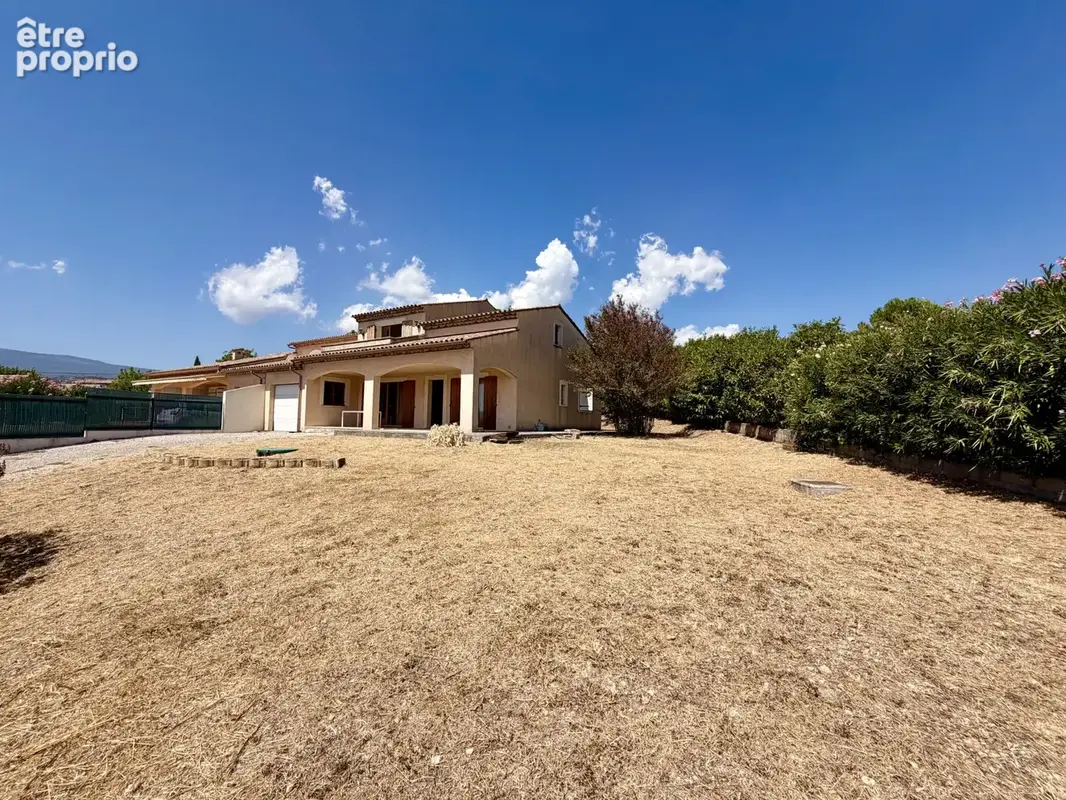 Villa mitoyenne d'un cote avec appartement independant - photo 1
