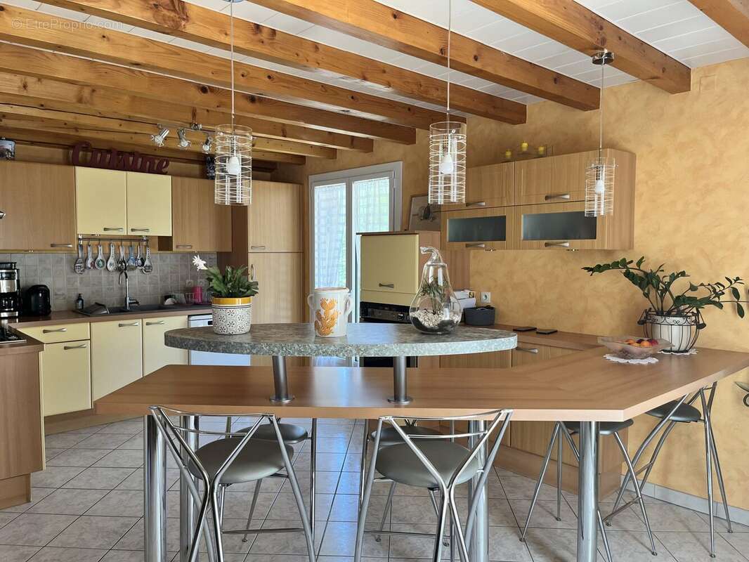 Maison 113 m² à Saint-Etienne-Des-Oullieres  - photo 4