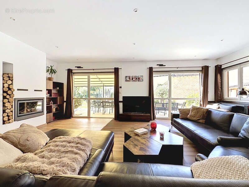 Maison rénovée 436 m² - 1 maison + salle récéption ou pour activités pro - 50 mn Lyon - photo 4