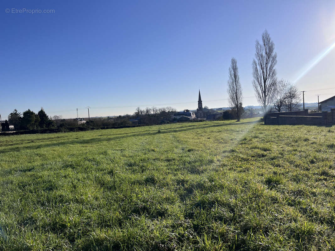 Terrain à MORTAGNE-SUR-GIRONDE