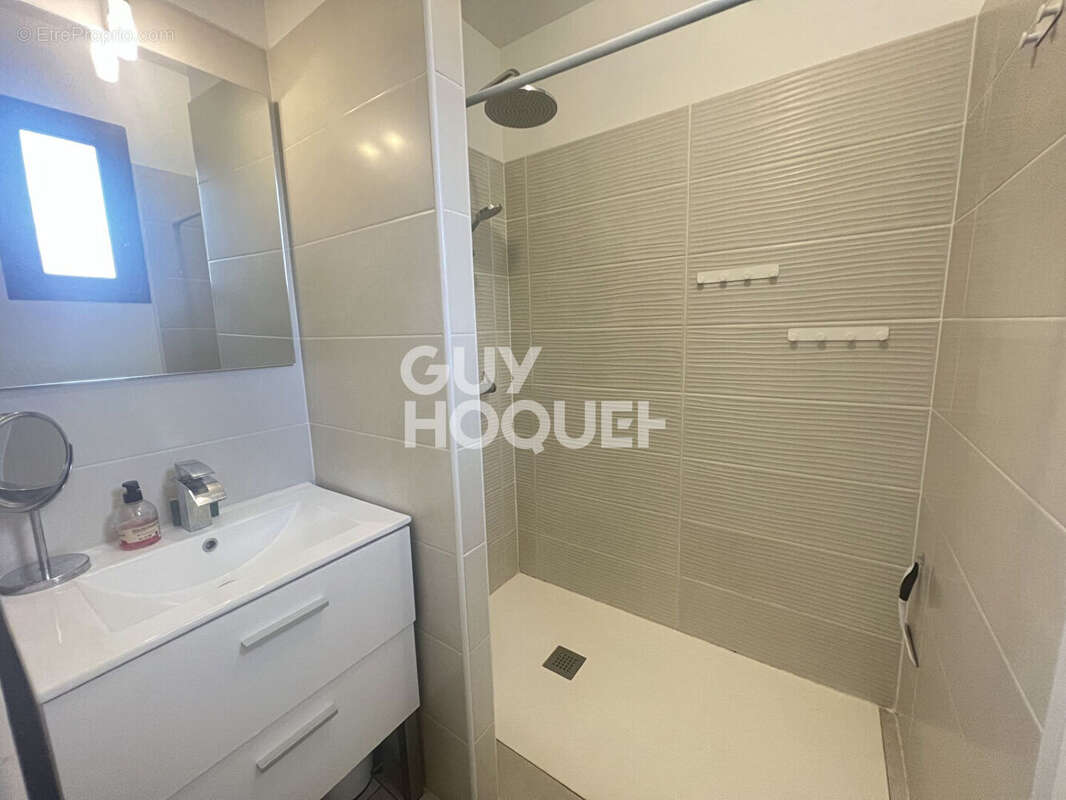 PEZILLA LA RIVIERE, Maison 3 faces de plain pied, 3 chambres avec garage et jardin. - photo 11