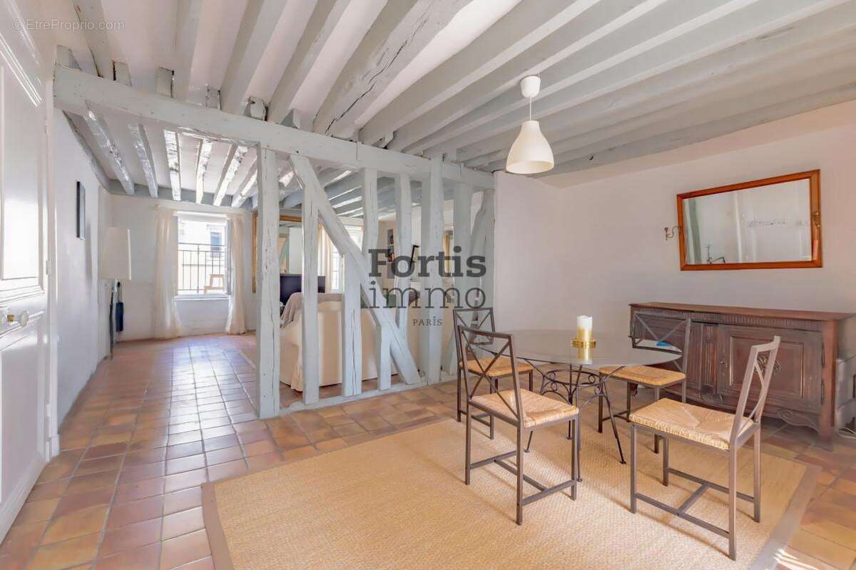 Appartement à PARIS-1E