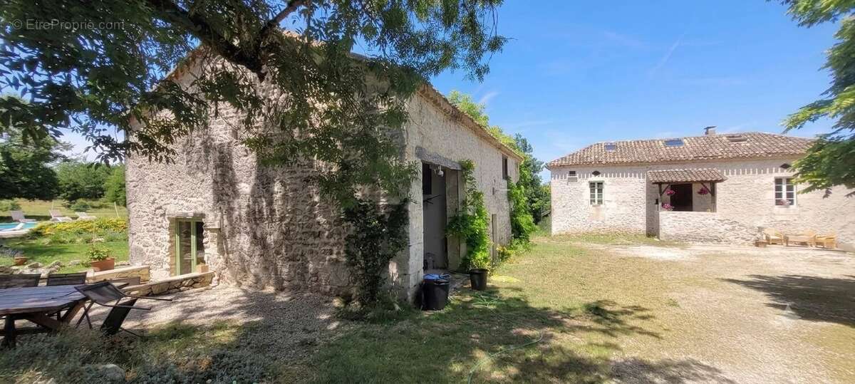 Propriété isolée avec 2 gîtes et piscine sur plus de 4 hectares - photo 2
