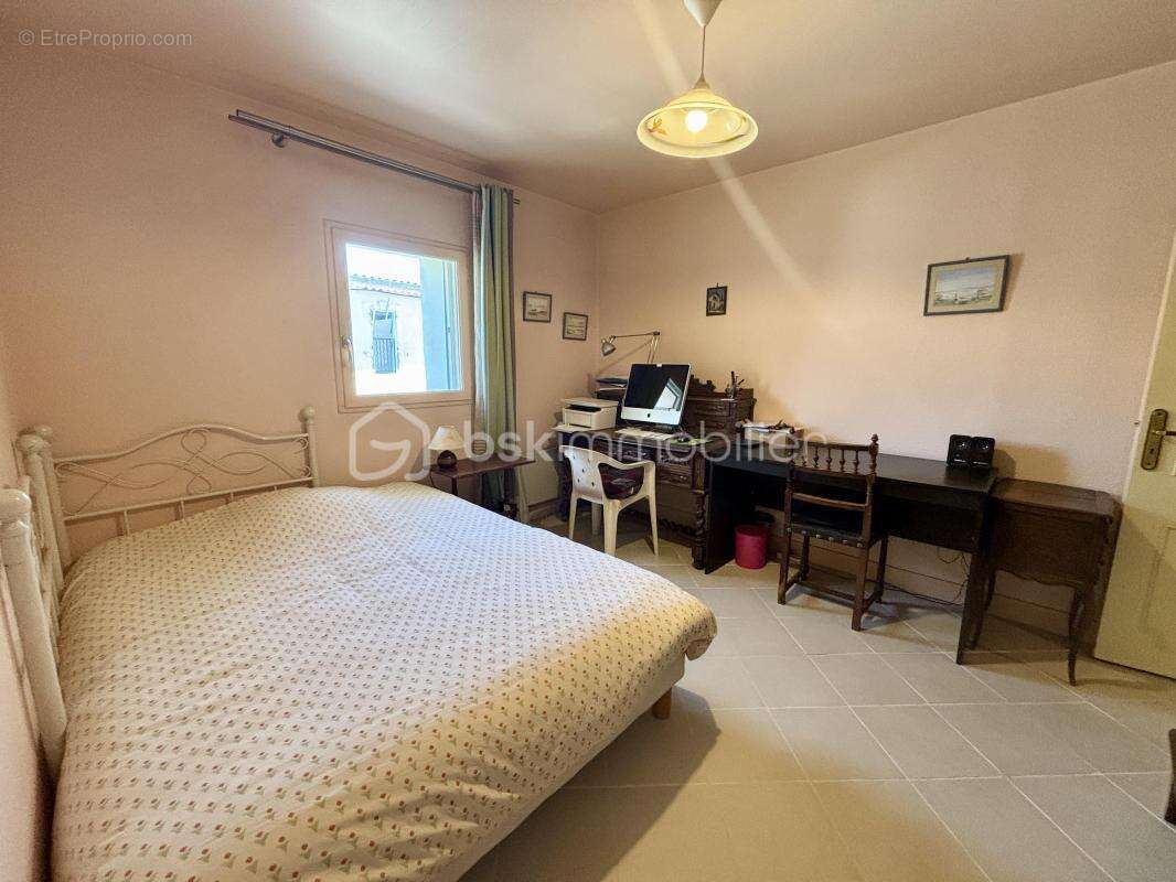Maison de village de caractère – 210 m², fort potentiel, garage et dépendances - photo 10