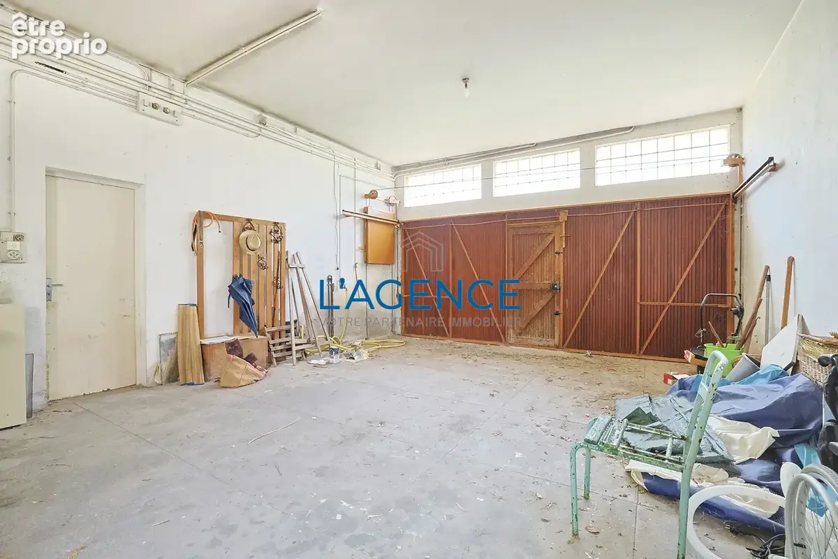 Villa d'architecte de 383 m2 habitables avec garage et terrain de 1011m2 au calme en impasse - photo 11