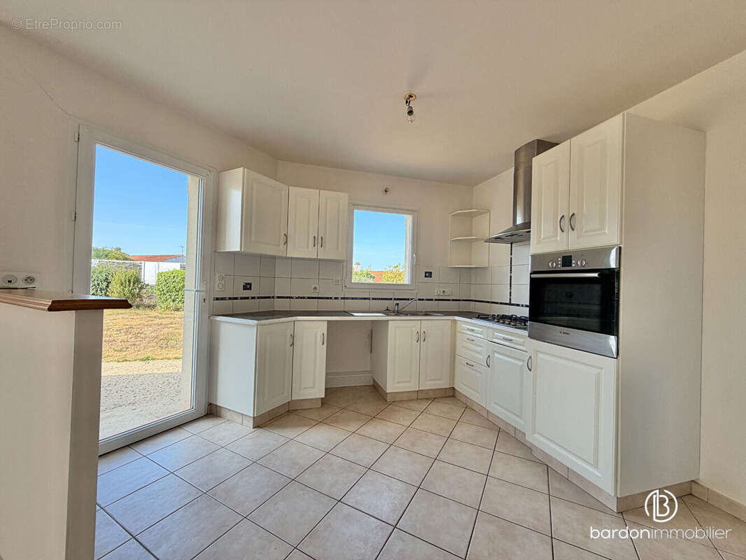 Maison 5 pièces - 87 m² - Centre-ville de La Garnache - photo 5