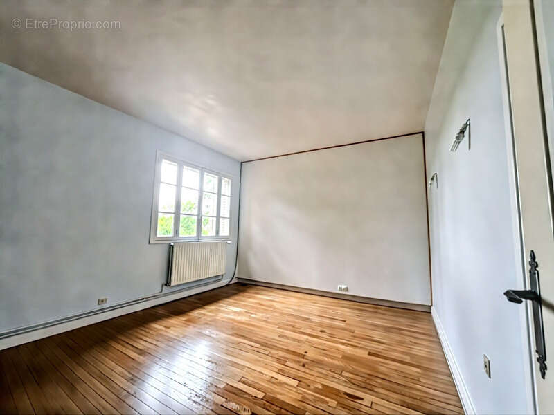 A 5 mn de MARCIGNY – Maison familiale d’environ 163 m² habitables avec terrasse, dépendance, garages et terrain de 1 641 m² - photo 10