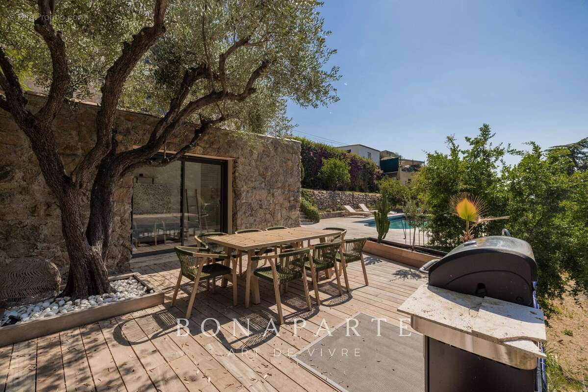 Aux portes de SUPER CANNES, élégante villa entiérement rénové - vue mer panoramique - position dominante - photo 26