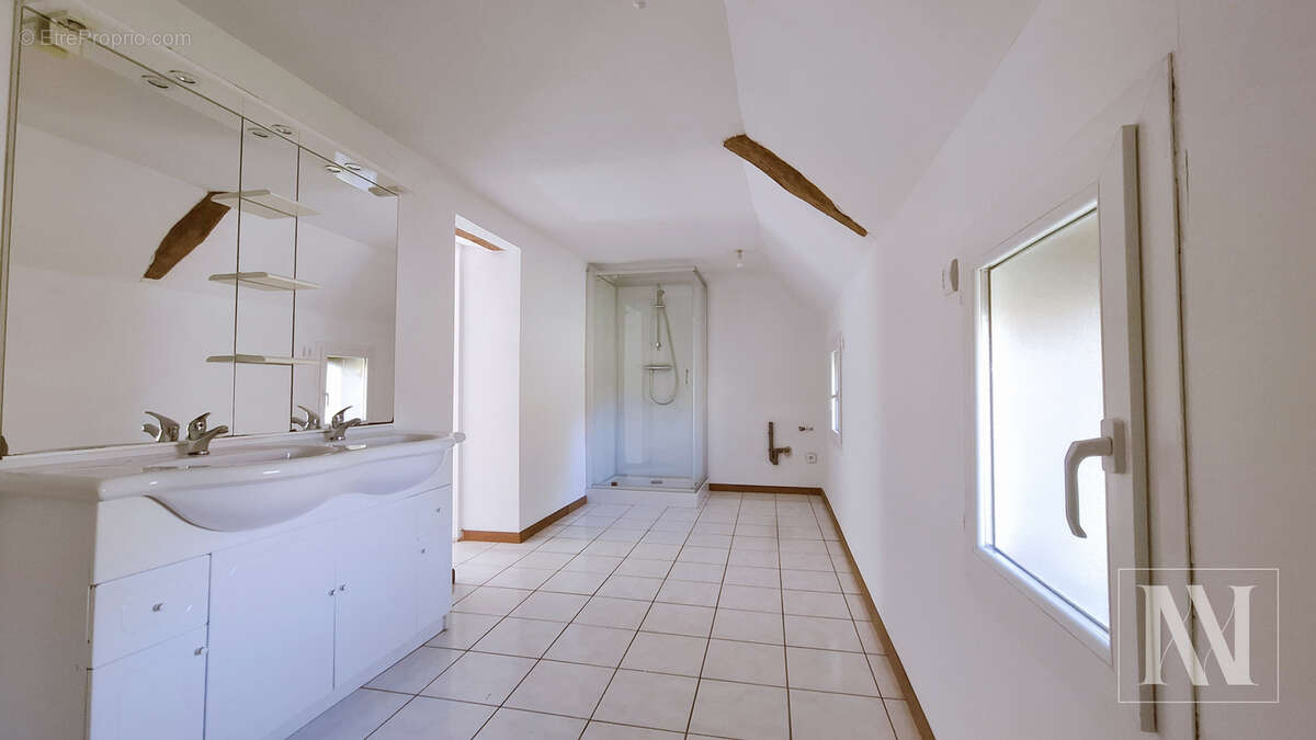 Maison familiale aux beaux volumes avec fort potentiel d'aménagement - photo 13