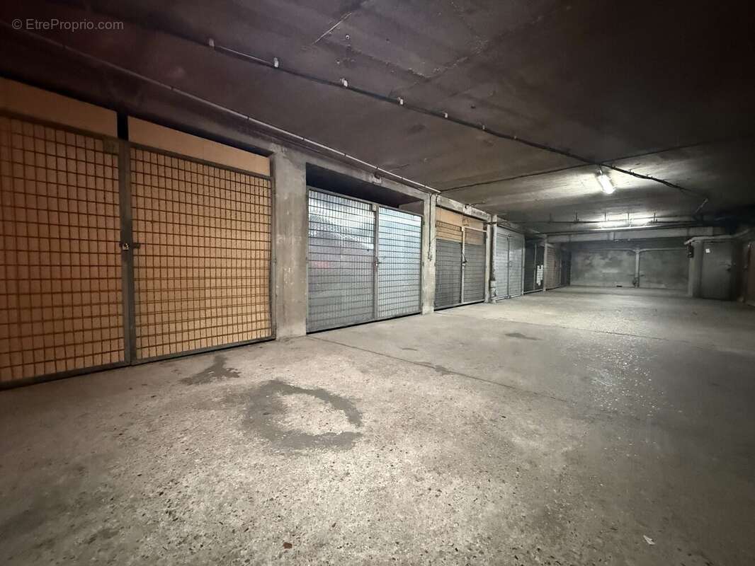 Parking à PARIS-12E