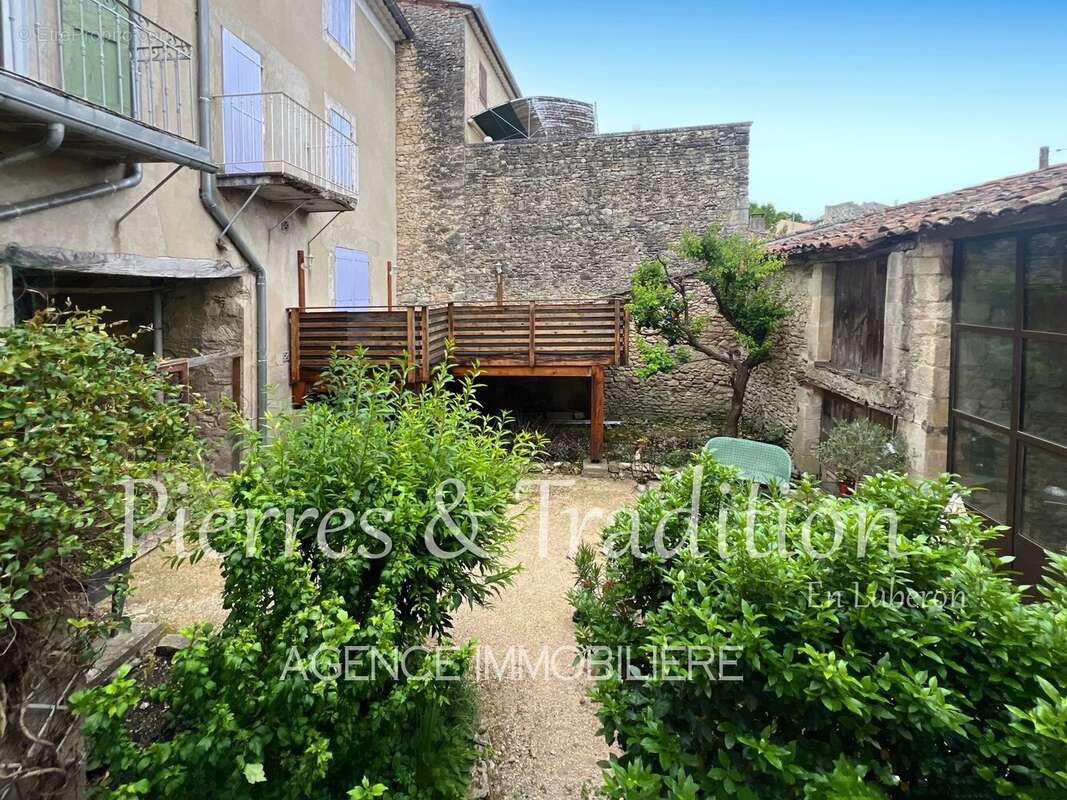 Céreste, immeuble entièrement rénové composé de 3 appartements avec cour et dépendances - photo 12