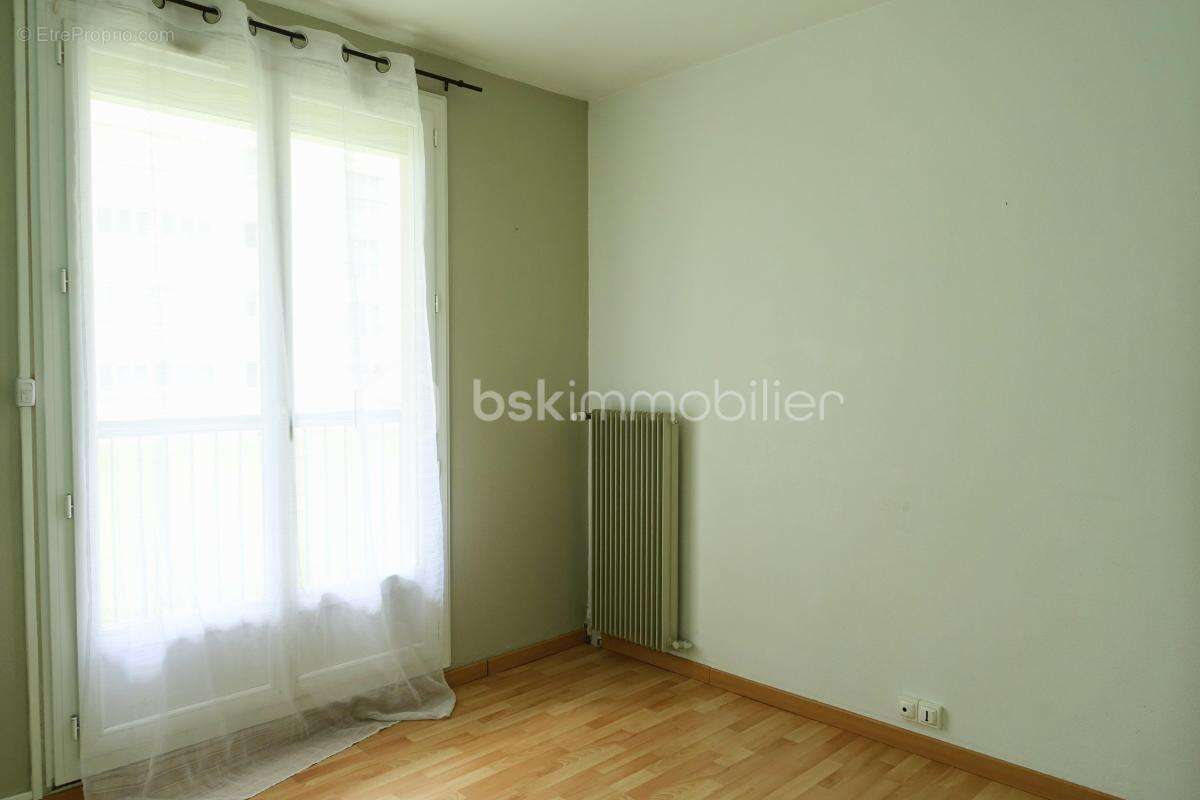 T3 bis parfait état - balcon + cave + stationnements sécurisés - idéal RP ou investissement - photo 9