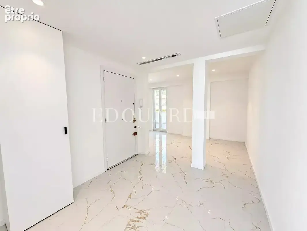 Somptueux quatre pièces à vendre avec belle vue sur la ville et la mer, en plein centre de Roquebrune Cap Martin - photo 28