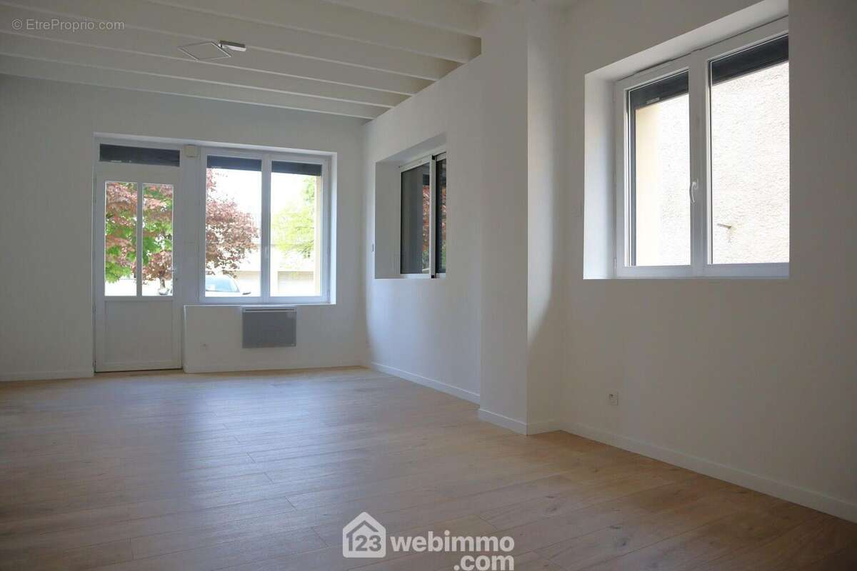 Entrée par le séjour lumineux de 24 m2, - Maison à SAINT-SECONDIN