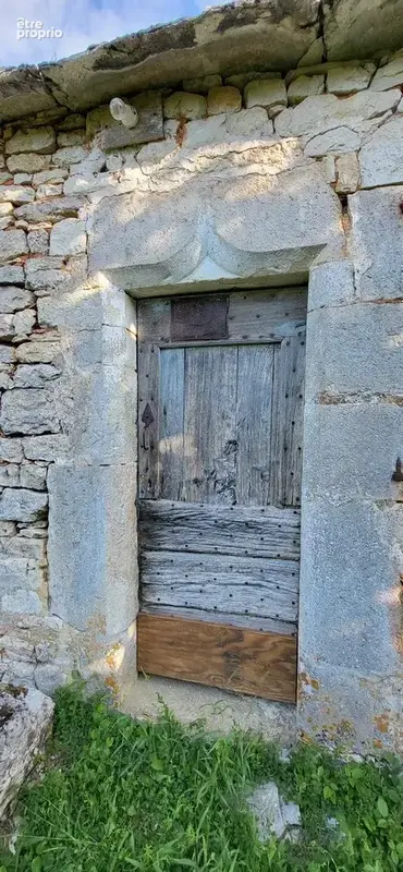 Maison à rénover entièrement sur 1300 m2 de terrain - photo 3