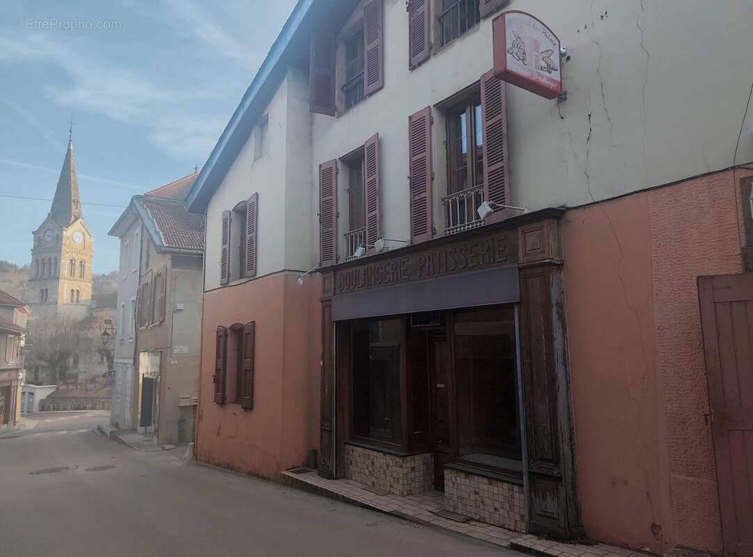 Commerce à SAINT-GEOIRE-EN-VALDAINE