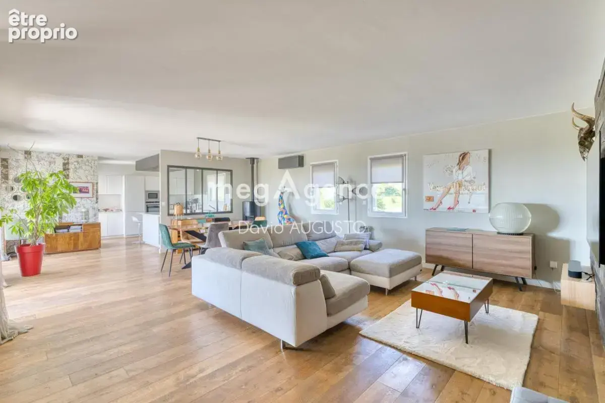 Maison avec vue, piscine chauffée, garage double et terrain de 700m2 - photo 4