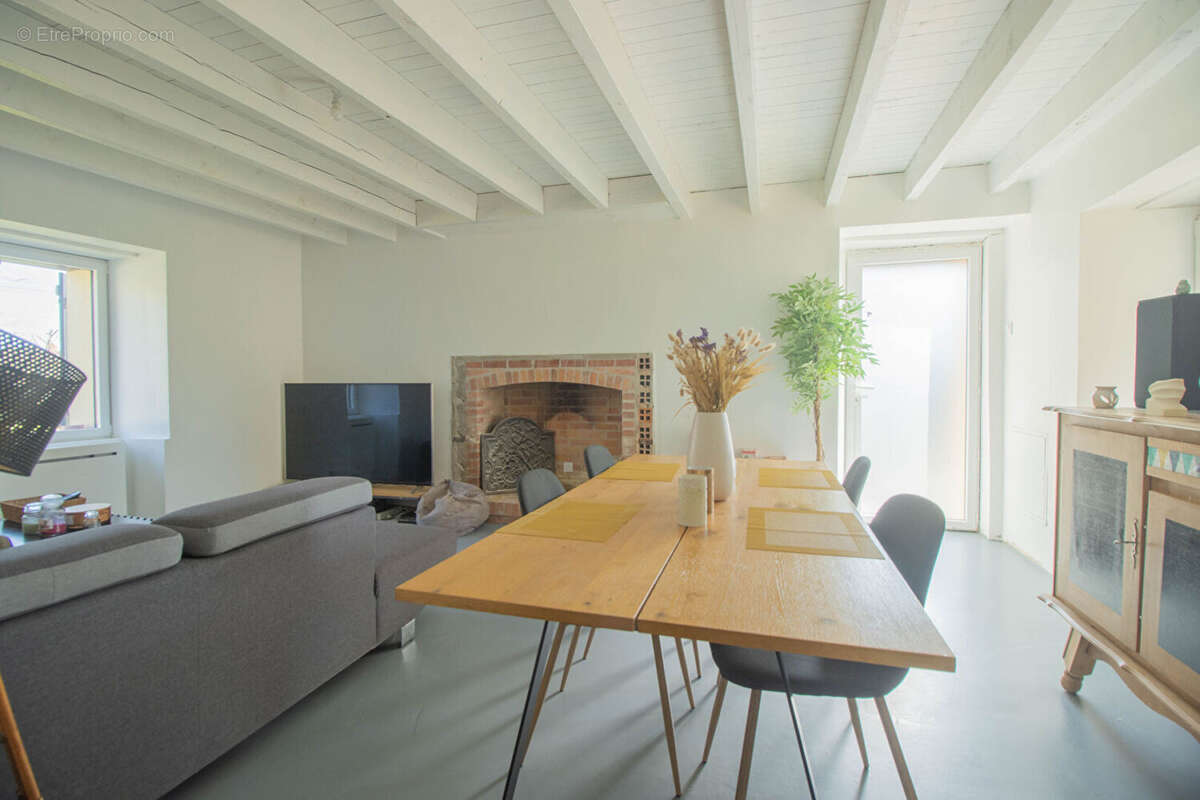 Maison à BECON-LES-GRANITS